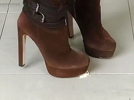 Jocelyn crushes roaches in her sexy boots!