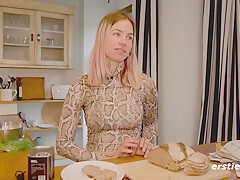 Kochin Kitty Masturbiert Heftig Auf Der Kuchenthe