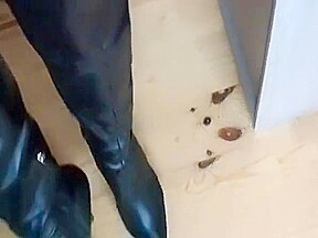 LADY AMELIA IN BOOTS - saf