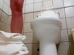 La Segretaria Si Masturba E Piscia Nel Bagno Del Suo Ufficio