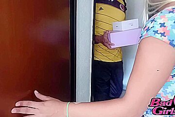 Latina Cachonda Seduce A Delivery Y Folllan Duro