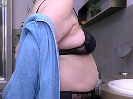 Mature Bbw Fucking And Sucking Her Toy Boy In Bath - MatureNL