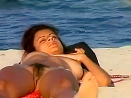 Mec filme la chatte poilue de sa copine a la plage