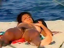 Mec filme la chatte poilue de sa copine a la plage