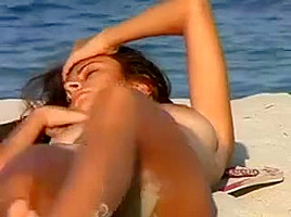 Mec filme la chatte poilue de sa copine a la plage