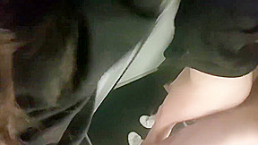 Mi novia se pone cachonda en el asensor y acaba corriendo a chorros