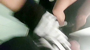 Mi novia se pone cachonda en el asensor y acaba corriendo a chorros