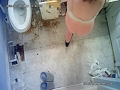 Milf in bathroom on a cam  Nice ass and hover techniques