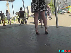 Mini skirt is hot on bubble ass in accidental upskirt