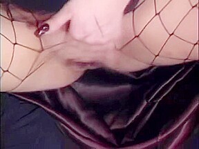 MonikaXXX baisée par trois mecs en collants résilles déchirés