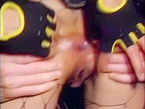 MonikaXXX baisée par trois mecs en collants résilles déchirés