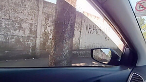 Punheta Pra Gostosa No Ponto De Onibus Ela Viu E Nao Aguentou
