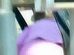 RICO CULO EN FALDA ASPIRANDO EL COCHE 2