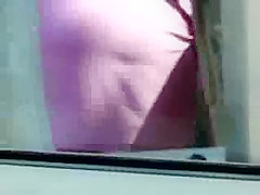 RICO CULO EN FALDA ASPIRANDO EL COCHE 2
