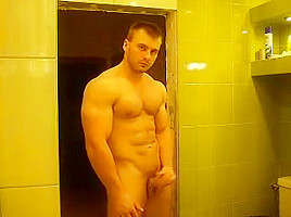 RUSSIAN BODYBUILDER STRIP AND CUM