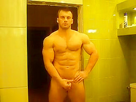 RUSSIAN BODYBUILDER STRIP AND CUM