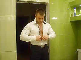 RUSSIAN BODYBUILDER STRIP AND CUM