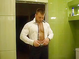 RUSSIAN BODYBUILDER STRIP AND CUM