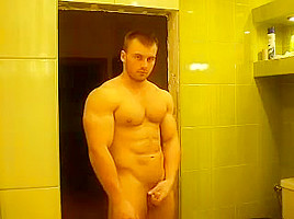 RUSSIAN BODYBUILDER STRIP AND CUM