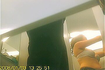 Real amateur in changing room spied in brassiere
