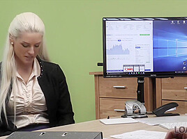Rubia Tetona In Sur Blanche Se Entrega Al Agente De Credito