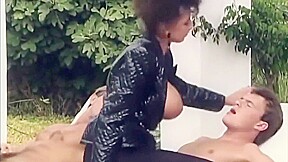 Sarah young baisee en collants par trois mecs