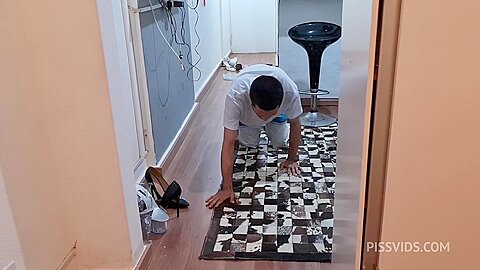 Servo sexual servindo sua trans dotada e gozando sentindo a pika dela - PissVids