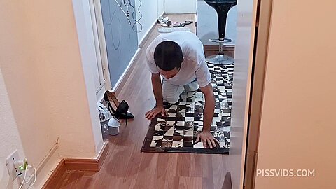 Servo sexual servindo sua trans dotada e gozando sentindo a pika dela - PissVids