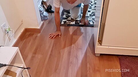 Servo sexual servindo sua trans dotada e gozando sentindo a pika dela - PissVids