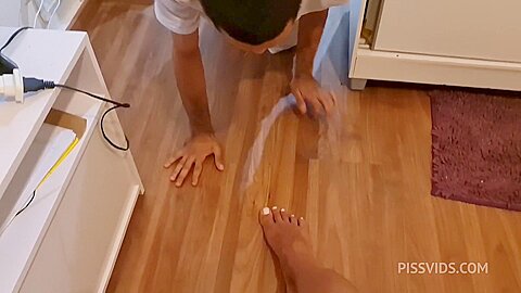 Servo sexual servindo sua trans dotada e gozando sentindo a pika dela - PissVids
