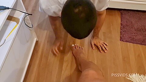 Servo sexual servindo sua trans dotada e gozando sentindo a pika dela - PissVids