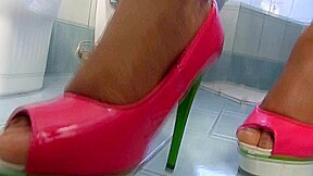 Solo shoes play with ebony slut in bathroom by Foot Girls