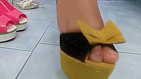 Solo shoes play with ebony slut in bathroom by Foot Girls