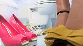 Solo shoes play with ebony slut in bathroom by Foot Girls