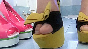 Solo shoes play with ebony slut in bathroom by Foot Girls