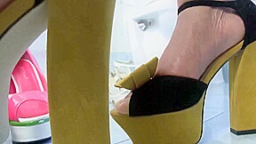 Solo shoes play with ebony slut in bathroom by Foot Girls