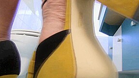 Solo shoes play with ebony slut in bathroom by Foot Girls