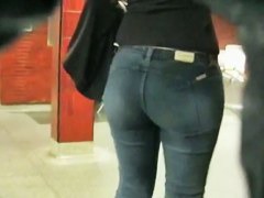 Someone is spying after big round asses and filming them