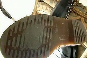 Soumise en latex attachee debout