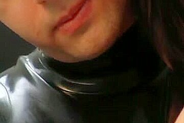 Soumise en latex attachee debout