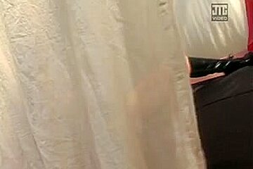Soumise en latex attachee debout