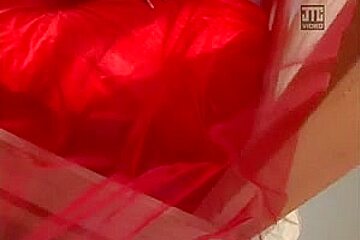 Soumise en latex attachee debout