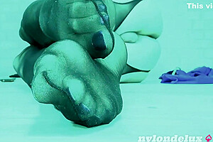 Spandex Nylon Feet Show Handsfree Cum