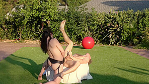 Strapon Fucked Outside Where The Neighbors Can - Siouxsie Q And Michael Vegas