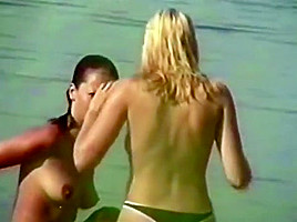 Topless beach girls i