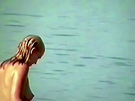 Topless beach girls i
