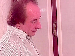 Uncontrollable Orgasms Of The Milf Penetrated In The Pussy