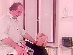Uncontrollable Orgasms Of The Milf Penetrated In The Pussy