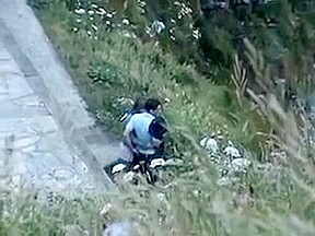 Une nana timide baise finalement sur un rocher de plage