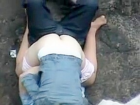Une nana timide baise finalement sur un rocher de plage